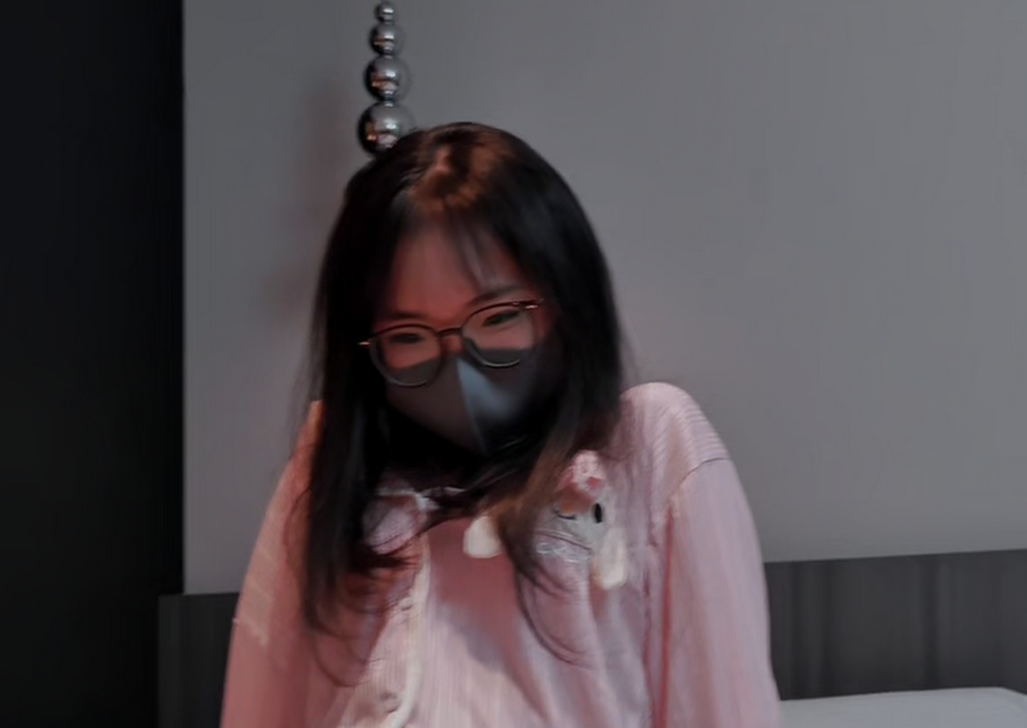 tk113愿赌服输还是好女孩 裸足TK 嫩嫩的白里透红 撸猫手套