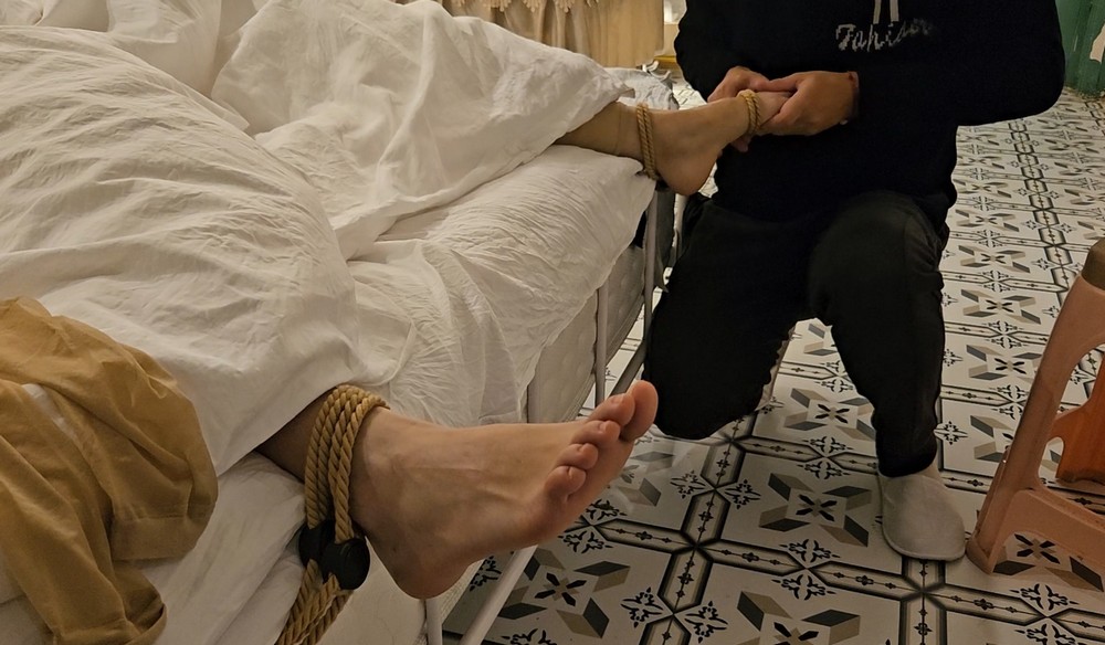 tk316真实开发的淘宝模特，捆在民宿床上瘙痒她脚心！